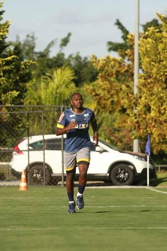 Atacante Sass trabalhou com elenco do Cruzeiro nesta tera-feira e foi apresentado como reforo