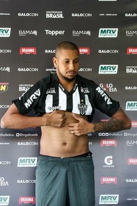 Imagens da apresentao de Jair no Atltico