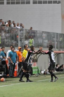 Robinho entrou em campo aos 10 do segundo tempo e teve estreia discreta pelo Atltico