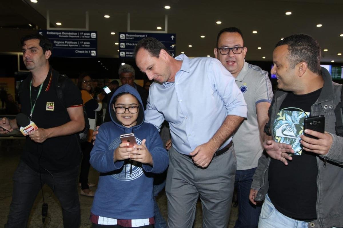 Novo treinador do Cruzeiro, Rogério Ceni desembarcou em Confins na manhã desta terça-feira e recebeu apoio de torcedores