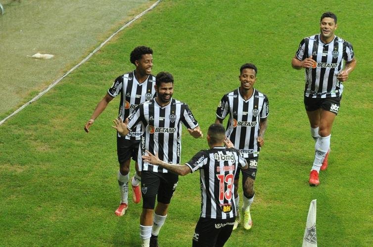 Fotos do gol de Diego Costa, de cabea, sobre o Sport. Foi primeiro gol do Atltico na vitria por 3 a 0 pela 21 rodada do Brasileiro