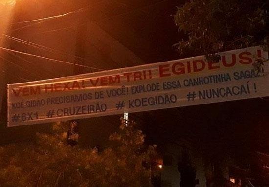 Faixas de incentivo para os jogadores e o tcnico Mano Menezes