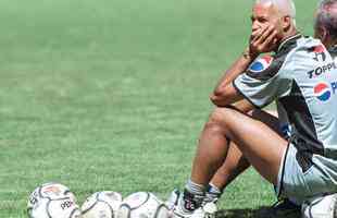 Dinei - Corintiano de arquibancada, tornou-se um dos jogadores com mais ttulos importantes da histria do Corinthians, com trs Brasileiros (1990, 1998 e 1999). Venceu tambm o Mundial de 2000. Embora poucos se lembrem, jogou no Cruzeiro em meados da dcada de 1990. Na Toca da Raposa, conquistou um Mineiro (1996) e uma Copa Ouro (1995).