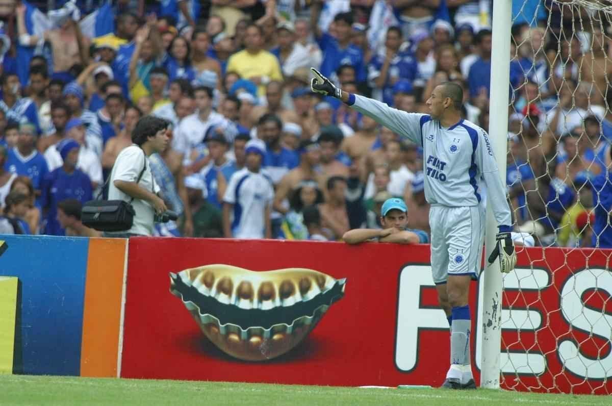 Em 30 de novembro de 2003, Cruzeiro derrotou o Paysandu por 2 a 1, no Mineiro, pela 44 rodada, e confirmou o ttulo brasileiro de forma antecipada. Zinho, no primeiro tempo, e Mota, no segundo, marcaram os gols celestes. Aldrovani descontou para o Papo. Depois do apito final, uma grande festa tomou conta do gramado e das arquibancadas. 