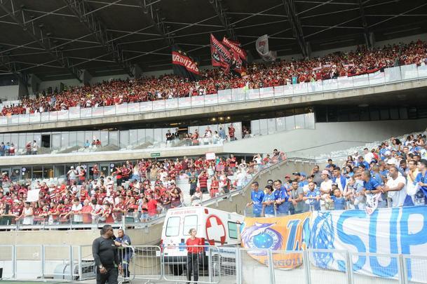 Torcidas de Cruzeiro e Flamengo fizeram a festa em duelo das equipes no Mineiro