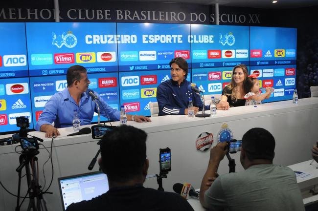Fotos da apresenta��o do atacante Marcelo Moreno como novo refor�o do Cruzeiro para 2020. Duante entrevista, jogador foi acompanhado pela esposa Marilisy Antonelli e pela filha, Maria Clara
