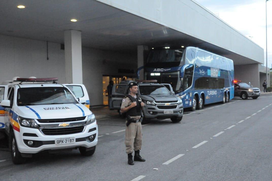 Jogadores do Cruzeiro desembarcaram nesta sexta-feira  tarde no Aeroporto de Confins, na Grande Belo Horizonte, depois da derrota por 2 a 0 para o Grmio, em Porto Alegre. O policiamento foi reforado e houve escolta do nibus at a Toca da Raposa II. No houve presena de torcidas organizadas. Motoristas de aplicativo, presentes no local, foram os nicos a presenciar a chegada. Os cruzeirenses xingaram, enquanto os atleticanos gritaram 'o o o, segunda diviso'.