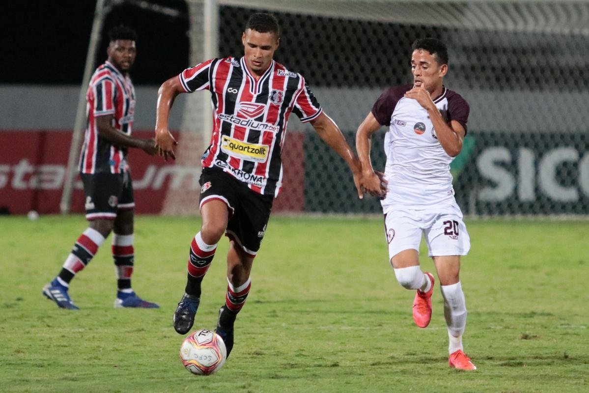 No Arruda, Jacuipense saiu na frente, com Railan. Mayco Félix, com dois gols, virou para o Santa. Os dois gols de Dinei, viraram novamente o placar, mas, nos minutos finais, Toty empatou para o Tricolor.