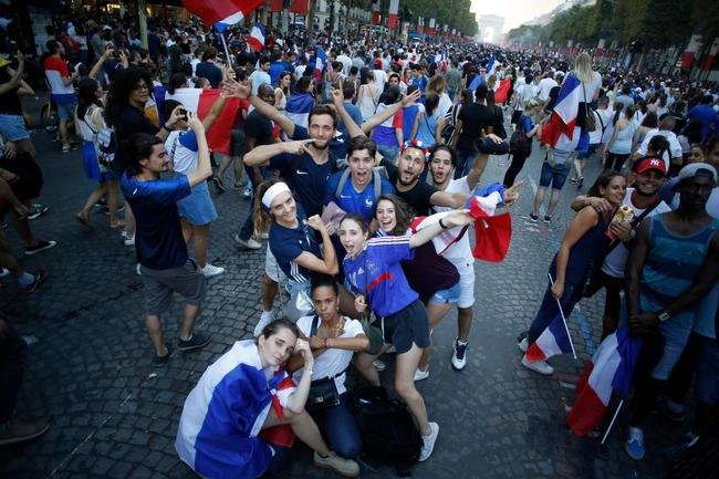 Torcedores franceses tomaram principais pontos tur�sticos e avenidas de Paris para celebrar o bi mundial