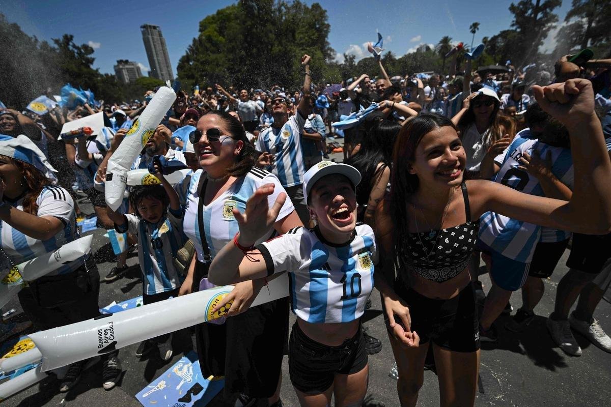Multido festeja, no Centro de Buenos Aires, o tri mundial da Argentina conquistado na Copa do Catar