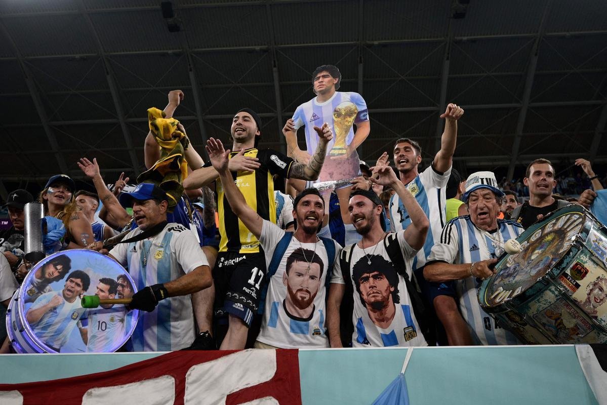 Fotos das torcidas de Argentina e Polnia durante jogo entre as duas selees pelo Grupo C da Copa do Mundo, no Estdio 974, em Doha, no Catar