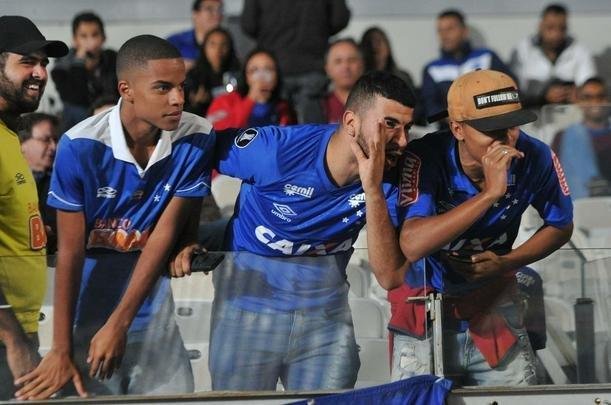 Torcida do Cruzeiro encarou frio e crise de abastecimento para apoiar o time contra o Palmeiras, no Mineiro