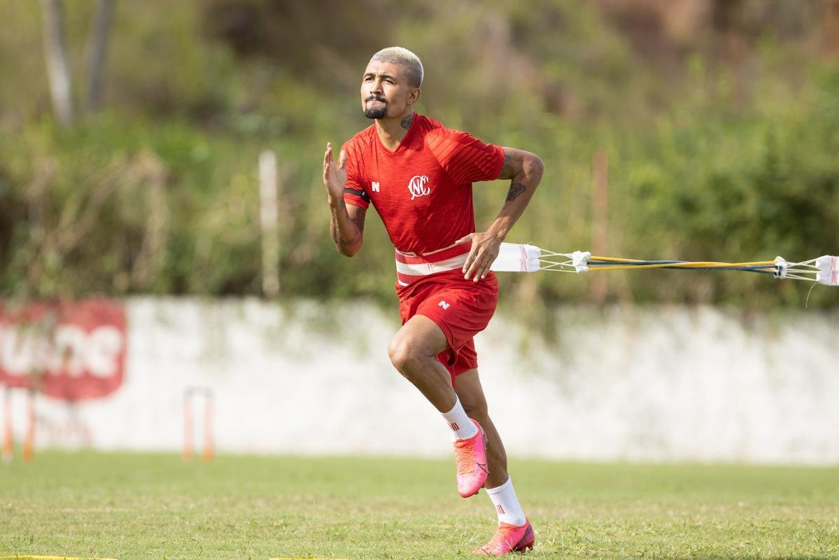 Jogadores do Náutico seguem trainando no CT Wilson Campos, sob a supervisão do técnico Gimar Dal Pozzo. Atletas e membros da comissão técnica são submetidos às medidas de saúde para evitar o contato e gerar possível foco de Covid-19.
