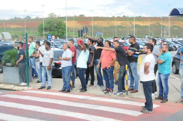 Cruzeiro chegou ao aeroporto de Confins depois de derrota para o Grmio, em Porto Alegre