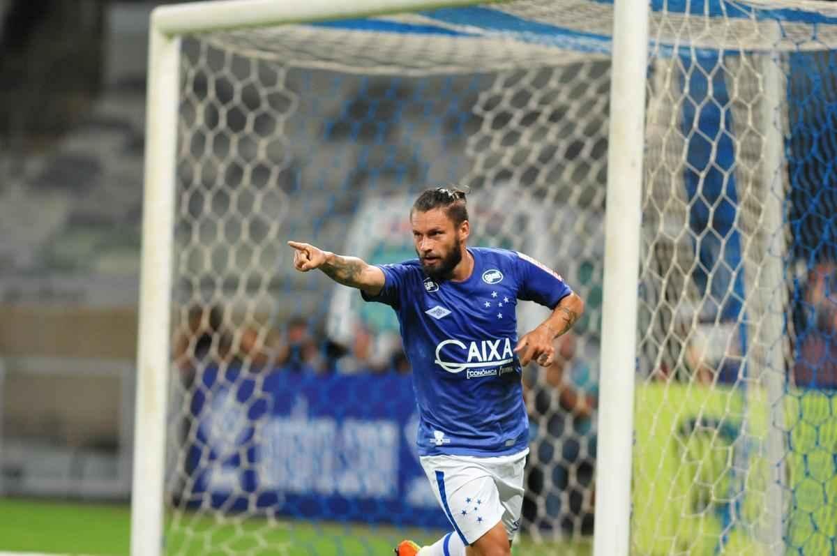Imagens do jogo entre Cruzeiro e So Fransciso-PA, pela Copa do Brasil, no Mineiro