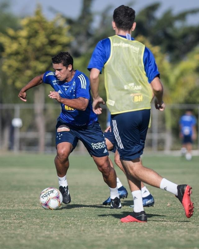 Fotos do primeiro treino do Cruzeiro, na Toca da Raposa II, sob o comando de Ney Franco. Treinador de 54 anos foi oficializado nesta quarta-feira