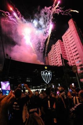 Atltico celebrou aprovao do projeto do estdio com show de fogos na sede de Lourdes, em BH
