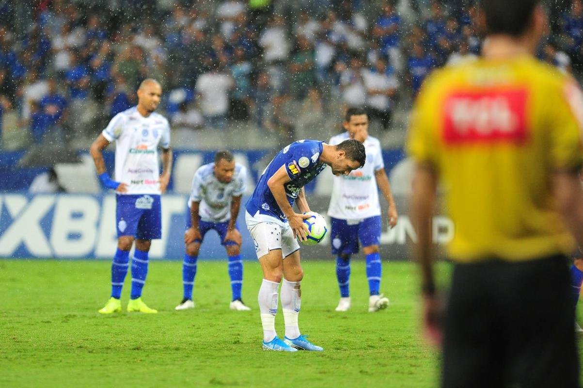 No segundo tempo, Cruzeiro n�o conseguiu a rea��o, levou bola na trave e ainda perdeu um p�nalti com o meia Thiago Neves. Torcida se revoltou e atirou sinalizadores em campo