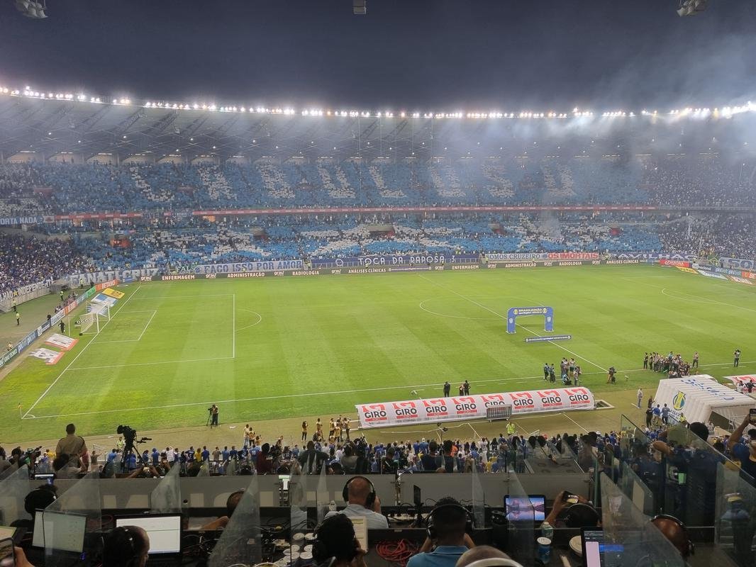 Cabuloso: torcida do Cruzeiro promove mosaico 3D com Ronaldo no Mineiro