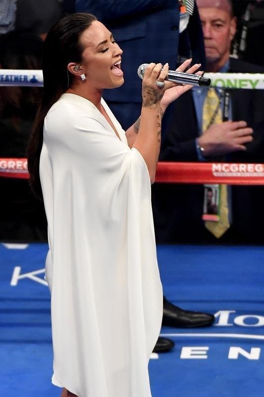 O americano Mayweather bateu o irlands Conor McGregor por nocaute tcnico