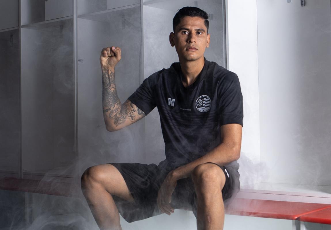 Detalhes da camisa preta, lanada no incio da tarde desta sexta-feira pelo Nutico. Uniforme faz aluso a um manifesto racista, que busca reverter o passado desigual que o clube tem