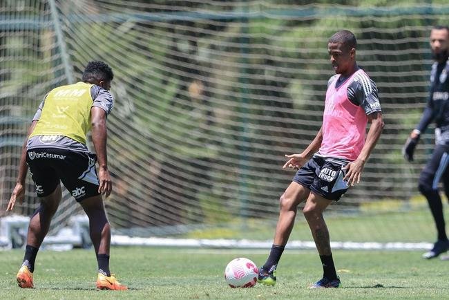 Fotos do treino do Atltico nesta quarta-feira (12/10), na Cidade do Galo. Em recuperao de um incmodo na panturrilha esquerda, Hulk fez funcional no campo e ainda  dvida para o confronto contra o Flamengo, no sbado, s 20h30, no Maracan, pelo Brasileiro