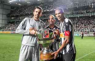Victor ao lado de Tardelli e Leonardo Silva com a taa da Copa do Brasil de 2014