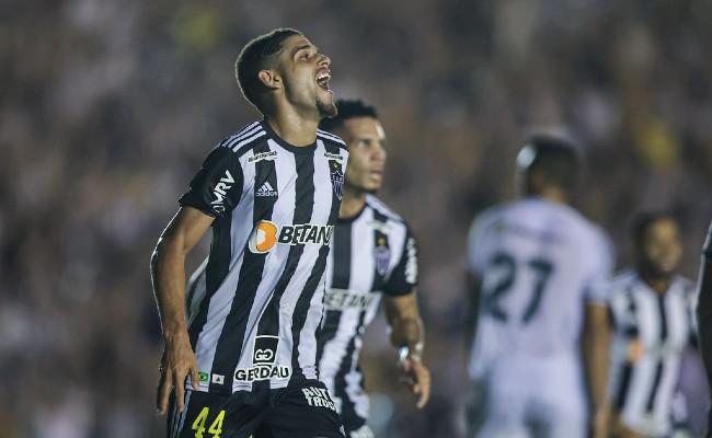 Rubens vibrando com o gol da vitria do Atltico