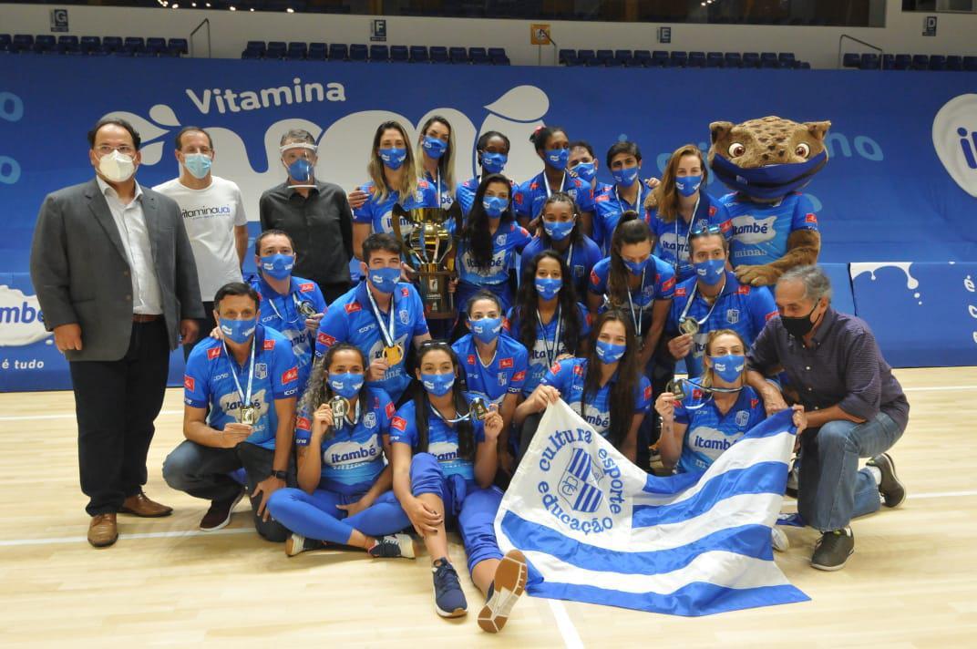 Fotos da chegada das jogadoras do Minas em Belo Horizonte, aps a equipe vencer o Praia Clube e conquistar a Superliga Feminina de Vlei.