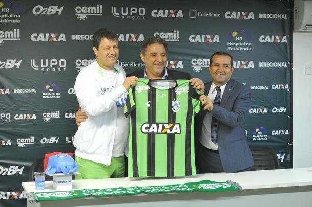 Depois de conversa com diretoria no campo, Adilson Batista foi apresentado como novo treinador do Amrica