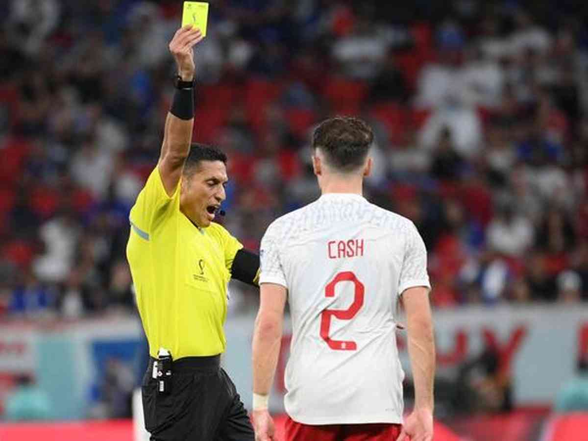 Jogador recebe cartão amarelo e reverte com carta do jogo UNO, futebol  internacional