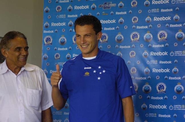 03/02/2009 - Benecy Queiroz na apresentao do zagueiro Gustavo