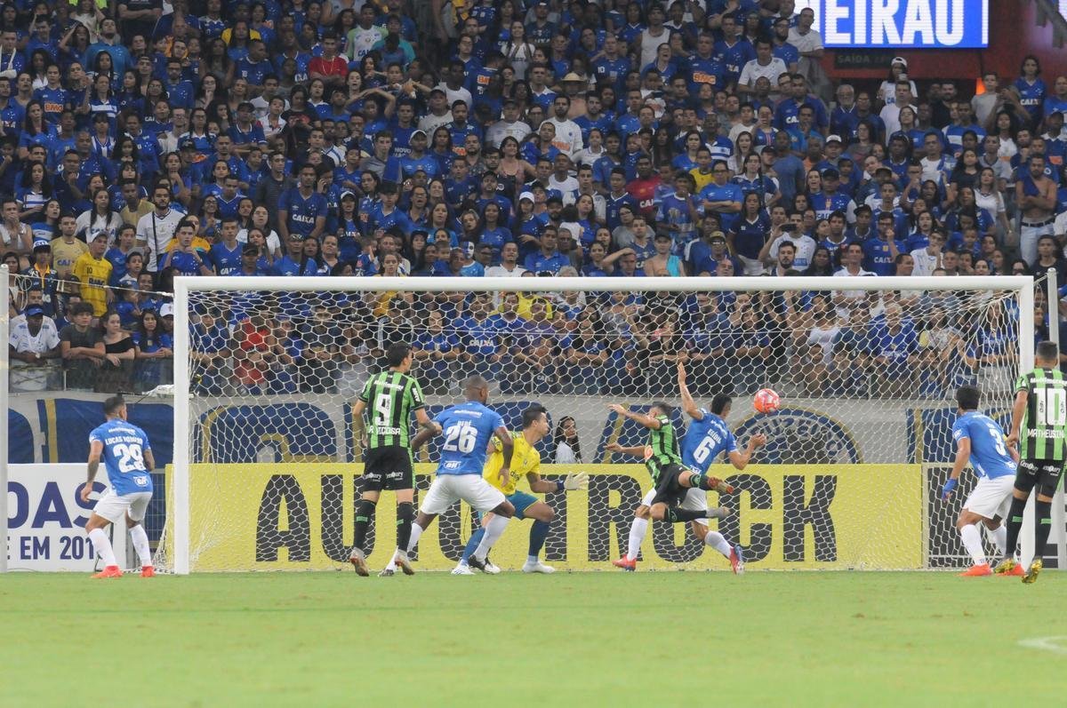 Fotos do duelo entre Cruzeiro e Amrica, no Mineiro