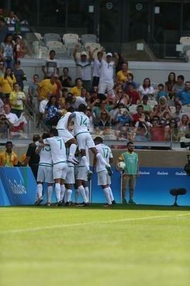 Portugal e Arglia empataram por 1 a 1 no Mineiro. Resultado fez os lusitanos avanarem s quartas de final em primeiro. Honduras passou em segundo. Surpreendentemente, Argentina est eliminada dos Jogos do Rio j na primeira fase do futebol masculino 