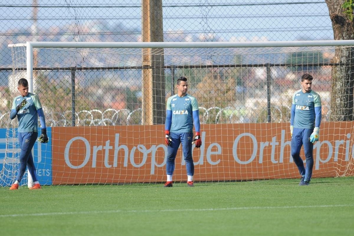 Mano Menezes voltou a fechar treino na Toca da Raposa II e permitiu imagens apenas do aquecimento. O certo  que o treinador voltar a contar com o Cruzeiro ideal diante do Boca Juniors, na quinta-feira, no Mineiro. Todos os atletas esto  disposio para duelo de volta das quartas de final da Libertadores