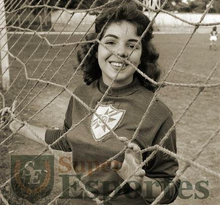 Goleira Eleuza Santos posa para foto durante jogo do Araguari