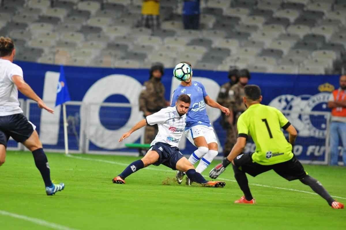 Imagens do jogo entre Cruzeiro e So Fransciso-PA, pela Copa do Brasil, no Mineiro