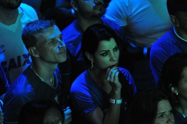 Torcedores do Cruzeiro acompanham final da Copa do Brasil no Mercado Distrital do Cruzeiro, em Belo Horizonte