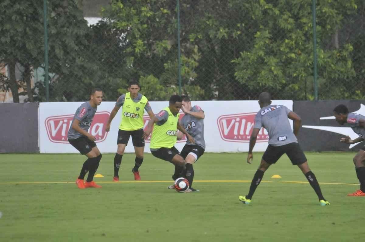 Volante Elias participou nesta quinta-feira do seu primeiro treino como jogador do Atltico. Roger Machado comandou uma atividade com bola utilizando atletas que no jogaram ou atuaram pouco diante do Cruzeiro