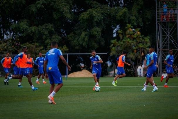 Treino do Cruzeiro nesta segunda-feira, na Toca da Raposa II. Time de Rogrio Ceni enfrenta o Cear na quarta-feira, s 19h30, no Castelo, em Fortaleza, pela 21 rodada do Campeonato Brasileiro