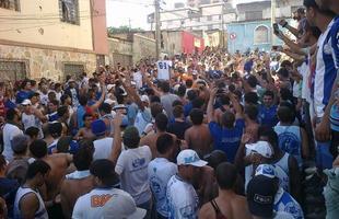 Torcids do Cruzeiro na chegada ao Independncia (Rua Ismnia Tunes, no Horto)