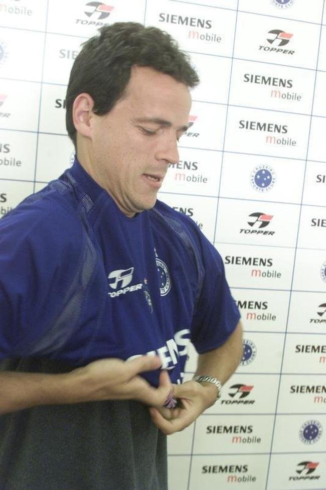 Fernando Diniz foi contratado como jogador pelo Cruzeiro em agosto de 2004. O ex-meia teve uma curta passagem pela equipe celeste, com apenas oito partidas, sem balanar as redes