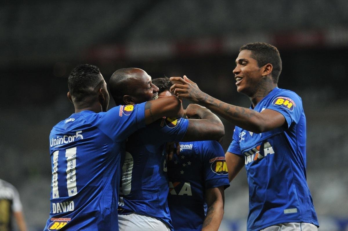 Em jogo com grande atuao do goleiro Fbio, Cruzeiro derrotou Santos de virada, por 2 a 1, com gols de Sass e Raniel; Gabriel Barbosa marcou para o Peixe, no Mineiro, pela 26 rodada do Brasileiro