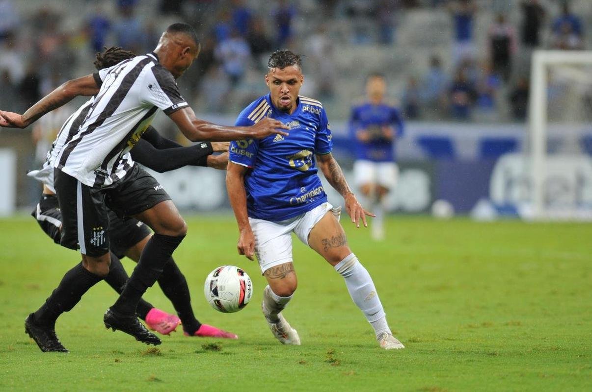 Edu marcou o gol da vitria do Cruzeiro sobre o Democrata-GV no ltimo minuto e mostrou novamente poder de deciso