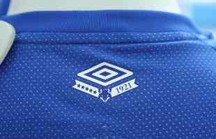 Imagens da camisa principal do Cruzeiro para a temporada de 2019