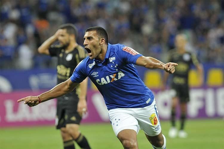 Ramn bila (2016): tornou-se conhecido internacionalmente ao fazer muitos gols pelo Huracn na Copa Libertadores de 2014 e na Sul-Americana de 2015. Em junho de 2016, o Cruzeiro se props a pagar US$ 4,2 milhes de dlares por 50% dos direitos econmicos do argentino, com a garantia de que compraria a outra metade do 'passe' ao trmino do segundo ano de contrato. bila at teve boa passagem pelo clube - 26 gols em 61 jogos - e caiu nas graas da torcida. S que o investimento era demasiado alto para os cofres celestes, e a direo encontrou uma maneira de solucionar o impasse: liberou o atleta para o Boca Juniors, que, alm de assumir as condies do negcio e enviar Messidoro como compensao, emprestou Wanchope ao prprio Huracn.
