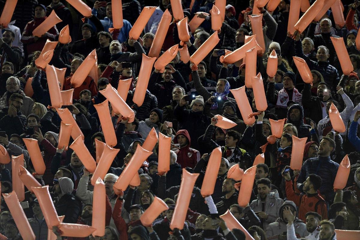 Fotos das torcidas de River Plate e Cruzeiro no Monumental de Nez, em Buenos Aires, em jogo de ida das oitavas de final da Copa Libertadores