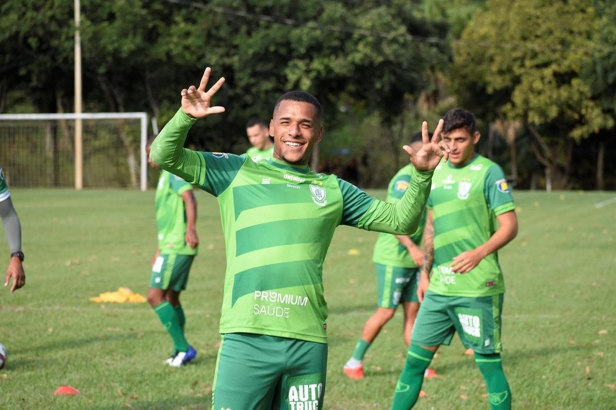 O América treinou em Uberlândia nesta quarta-feira (31). As atividades visaram o confronto contra o Uberlândia, válido pela 6ª rodada do Campeonato Mineiro. A partida será realizada no Parque do Sabiá, às 11h.