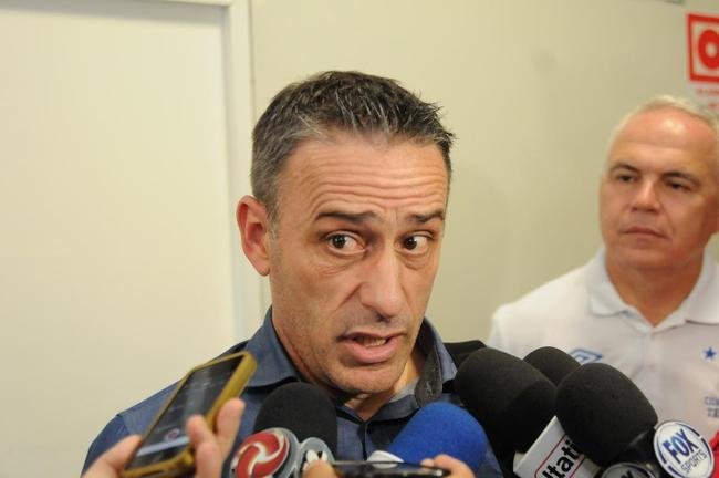 Paulo Bento - o portugus foi contratado pelo Cruzeiro em 11 de maio de 2016, com o objetivo de fazer trabalho em longo prazo. Entretanto, colecionou tropeos e no alcanou a sintonia ideal com os jogadores. Foi demitido em 25 de julho, com seis vitrias, trs empates e oito derrotas (41,17%).