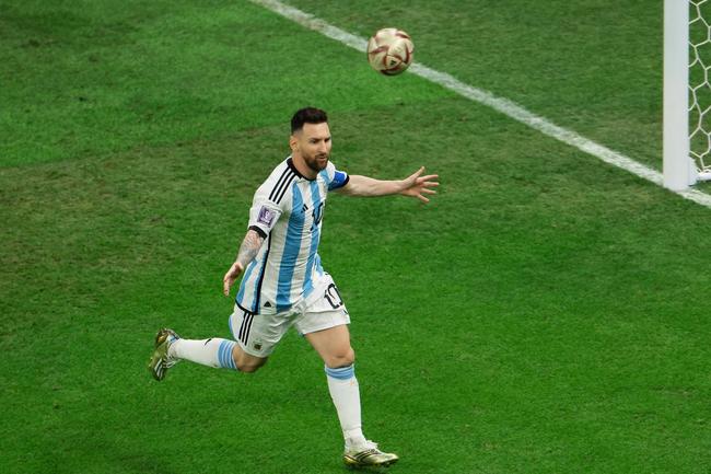 Messi abriu o placar para a Argentina sobre a Frana na final da Copa do Mundo. Veja o gol de pnalti por todos os ngulos